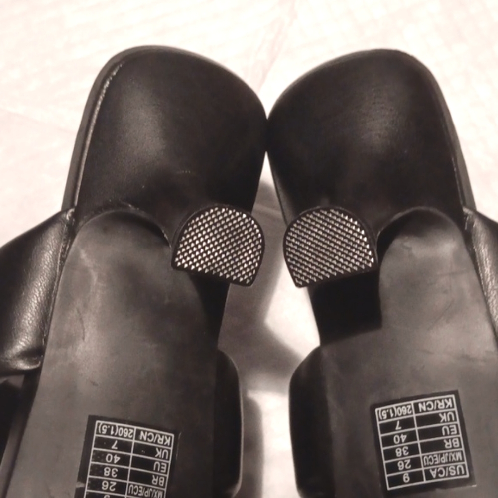 FOREVER 21. BLACK SQUARE TOE  SANDAL. SIZE 9 - Picture 7 of 9